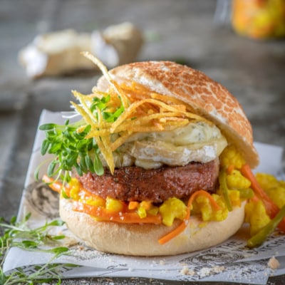 The Gourmeat Burger, pickles en fijne frietjes met dragonmayonaise